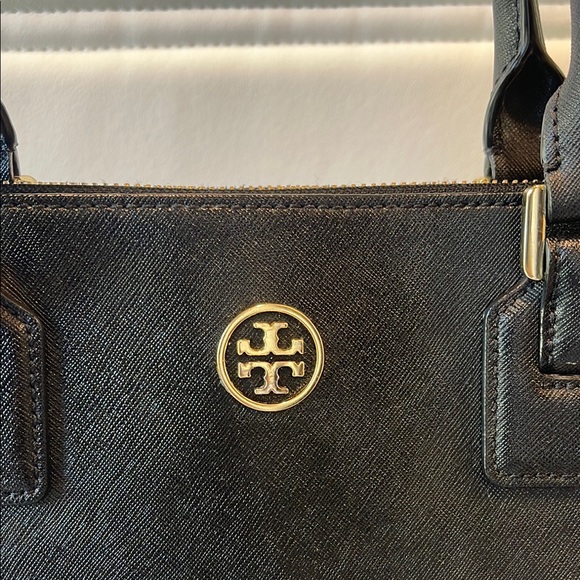 Gorgeous Tory Burch Robinson Tote in Black - Picture 6 of 10